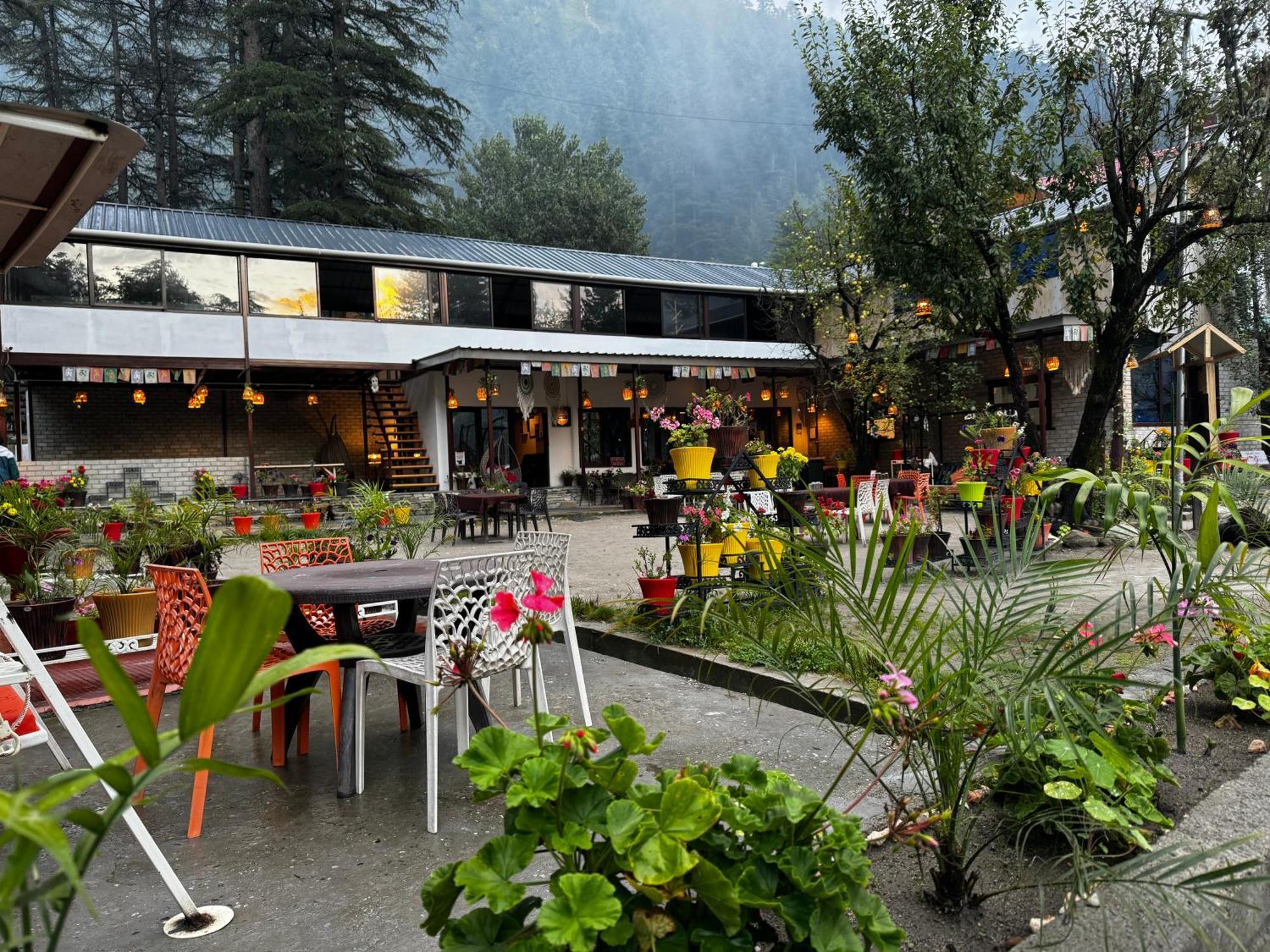 The Royal Orchard Kasol Hotell Eksteriør bilde